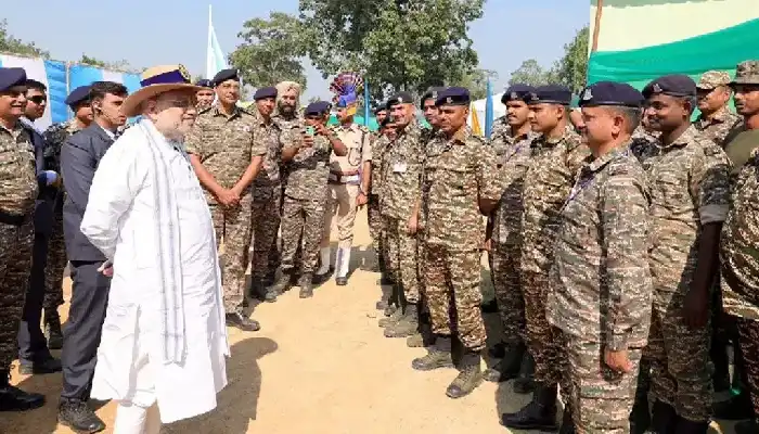 CG News: गृह मंत्री अमित शाह ने थपथपाई छत्तीसगढ़ के जवानों की पीठ, सीएम विष्णुदेव बोले-नक्सलवाद की जड़ें अब पूरी तरह कमजोर...