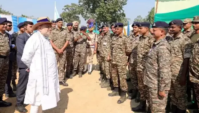 CG News: गृह मंत्री अमित शाह ने थपथपाई छत्तीसगढ़ के जवानों की पीठ, सीएम विष्णुदेव बोले-नक्सलवाद की जड़ें अब पूरी तरह कमजोर...