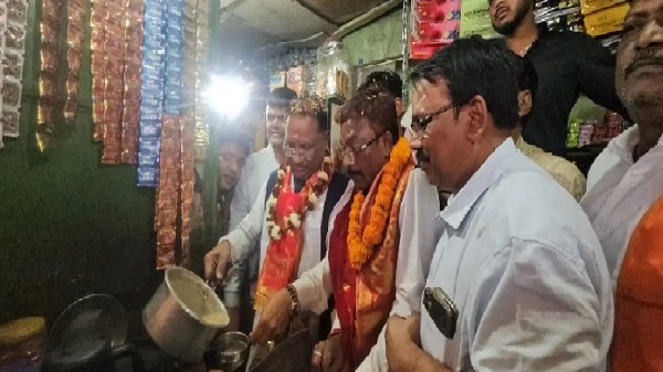 सीएम विष्णु देव साय भाजपा के महापौर प्रत्याशी जीवर्धन चौहान की चाय दुकान पहुंचकर बनाई चाय, सीएम ने खुद भी पी और लोगों को भी पिलाई
