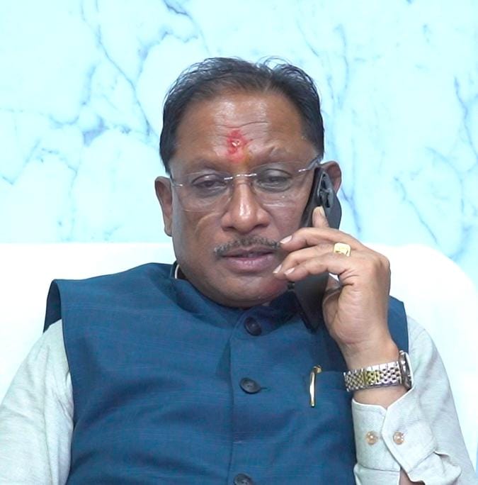 जब उम्मीद की डोर थमने लगी… मुख्यमंत्री बने संबल: मुख्यमंत्री की मदद बनी शालू के सपनों की सीढ़ी “बेटी, तुम आगे बढ़ो… हम सब तुम्हारे साथ हैं” – मुख्यमंत्री श्री विष्णुदेव साय मुख्यमंत्री श्री विष्णु देव साय ने अंतरराष्ट्रीय सॉफ्टबॉल खिलाड़ी शालू डहरिया को दी वीडियो कॉल पर शुभकामनाएं मुख्यमंत्री श्री साय की संवेदनशील पहल: एशिया यूथ सॉफ्टबॉल चैंपियनशिप में भागीदारी के लिए ₹1.70 लाख की आर्थिक सहायता प्रदान की रायपुर 22 जून 2025/छत्तीसगढ़ की बेटी और 12 बार राष्ट्रीय स्तर पर प्रदेश का प्रतिनिधित्व कर चुकी सॉफ्टबॉल खिलाड़ी शालू डहरिया के चेहरे पर उस वक्त मुस्कान की लहर दौड़ गई, जब स्वयं मुख्यमंत्री श्री विष्णुदेव साय ने उन्हें वीडियो कॉल कर न सिर्फ शुभकामनाएं दीं, बल्कि उनके सपने को पूरा करने के लिए जरूरी आर्थिक मदद भी प्रदान किया । शालू डहरिया का चयन 14 से 20 जुलाई, 2025 को चीन के सिआन में होने वाली एशिया यूथ सॉफ्टबॉल चैंपियनशिप के लिए भारतीय टीम में हुआ है।छत्तीसगढ़ से इस ओपन टूर्नामेंट के लिए केवल दो महिला खिलाड़ियों का चयन हुआ है, जिनमें शालू डहरिया भी शामिल हैं। लेकिन इस अंतरराष्ट्रीय टूर्नामेंट में भागीदारी के लिए आवश्यक ₹1.70 लाख की फीस उनके लिए एक बड़ी बाधा बन गई थी। आर्थिक रूप से साधारण परिवार से आने वाली शालू के पिता प्राइवेट सुरक्षा गार्ड हैं और माँ एक छोटे से ब्यूटी पार्लर का संचालन करती हैं। बावजूद इसके शालू ने आठवीं कक्षा से सॉफ्टबॉल खेलना शुरू किया और अब तक एक गोल्ड मेडल सहित 12 बार राष्ट्रीय स्तर पर प्रदेश का प्रतिनिधित्व कर चुकी हैं। मुख्यमंत्री श्री साय ने शालू डहरिया को वीडियो कॉल कर कहा "बेटी, तुम आगे बढ़ो… हम सब तुम्हारे साथ हैं। छत्तीसगढ़ को तुम पर गर्व है। अच्छा खेलो, मेरी शुभकामनाएं तुम्हारे साथ हैं। देश और प्रदेश का नाम रोशन करो।” मुख्यमंत्री ने यह भी कहा कि राज्य सरकार बेटियों को केवल प्रोत्साहित नहीं करती, बल्कि ज़रूरत पड़ने पर उनके सपनों को पंख देने के लिए भी हमेशा तत्पर रहती है। संवेदनशीलता की मिसाल बनी यह पहल मुख्यमंत्री श्री विष्णु देव साय के दिशानिर्देश पर त्वरित अमल करते हुए जांजगीर चांपा कलेक्टर श्री जन्मेजय महोबे ने शालू को ₹1.70 लाख की सहायता राशि का चेक सौंपा और प्रतियोगिता के लिए शुभकामनाएं दीं। शालू की माता श्रीमती अल्का डहरिया ने मुख्यमंत्री श्री साय का आभार व्यक्त करते हुए कहा कि मुख्यमंत्री जी की संवेदनशील पहल और आर्थिक सहायता से मेरी बेटी को अंतराष्ट्रीय प्रतियोगिता में शामिल होने का सुअवसर प्राप्त हो रहा है। मुख्यमंत्री श्री साय की यह पहल बताती है कि सरकार सिर्फ योजनाओं की घोषणा तक सीमित नहीं, ज़रूरत की घड़ी में हाथ पकड़कर साथ निभाने वाली साथी है। बेटियों के सपनों को साकार करने के लिए राज्य सरकार प्रतिबद्ध है।