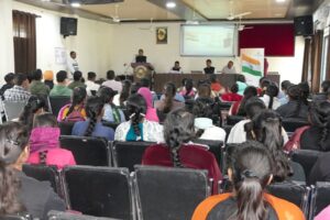 फ्लैग फाउंडेशन ऑफ इंडिया ने राष्ट्रीय ध्वज जागरूकता अभियान के अंतर्गत चीका में युवाओं को किया जागरूक