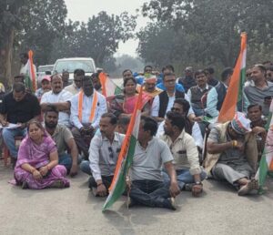  Raigarh News: धान खरीदी की तिथि बढ़ाने कांग्रेस ने पूर्वांचल में किया चक्काजाम