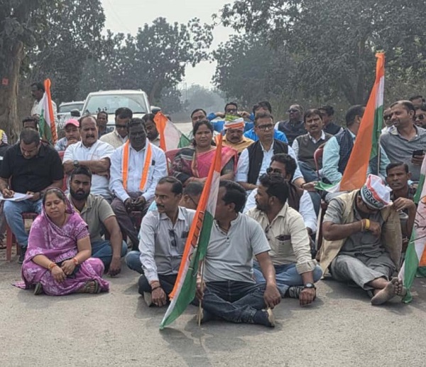  Raigarh News: धान खरीदी की तिथि बढ़ाने कांग्रेस ने पूर्वांचल में किया चक्काजाम