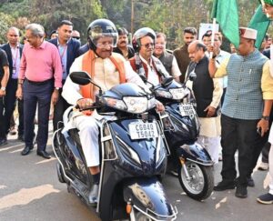 मुख्यमंत्री राज्य स्तरीय सड़क सुरक्षा सम्मान समारोह में हुए शामिल, स्वयं हेलमेट पहनकर चलाई स्कूटी, बोले- जन जागरूकता से आएगी सड़क दुर्घटनाओं में कमी