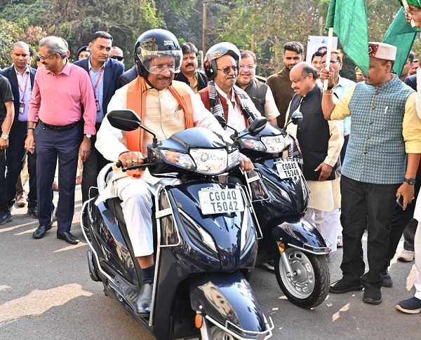 मुख्यमंत्री राज्य स्तरीय सड़क सुरक्षा सम्मान समारोह में हुए शामिल, स्वयं हेलमेट पहनकर चलाई स्कूटी, बोले- जन जागरूकता से आएगी सड़क दुर्घटनाओं में कमी