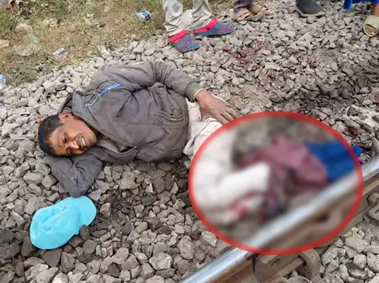 चलती ट्रेन बना मौत का फंदा: मोबाइल छीना, यात्री को धक्का दिया… ट्रैक पर गिरे, दोनों पैर कटे