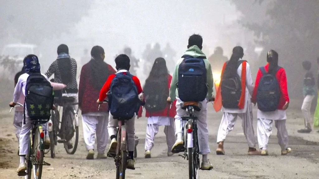 School Holiday: कोहरे की चादर में लिपटा राज्य, बच्चों के स्कूल फिर बंद… छुट्टियाँ बढ़ीं, अगला आदेश कब?