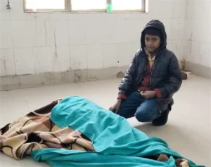 8 साल की उम्र में उठाया मां का बोझ! पिता HIV से चल बसे, मां की मौत के बाद अकेला बच्चा शव लेकर पहुंचा पोस्टमार्टम हाउस