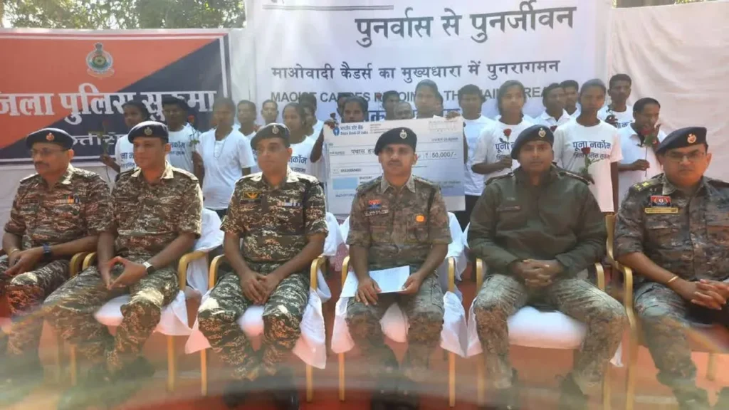 दंतेवाड़ा में 50 इनामी नक्सली करेंगे सरेंडर, 1 करोड़ रुपये का झटका नक्सली संगठन को