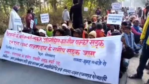 अंधेरे ने तोड़ा सब्र! नेशनल हाइवे पर ग्रामीणों का महाचक्काजाम, सड़क पर बैठकर किया बड़ा ऐलान