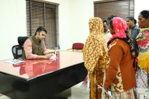 जनदर्शनः कलेक्टर मयंक चतुर्वेदी ने सुनी लोगों की समस्याएं, अधिकारियों को त्वरित कार्रवाई के दिए निर्देश