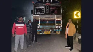 धान तस्करों की बड़ी साजिश नाकाम! नाकेबंदी में फंसा 540 कट्टा धान से भरा ट्रक, डीजल खत्म होते ही बैठ गया ‘खेल’