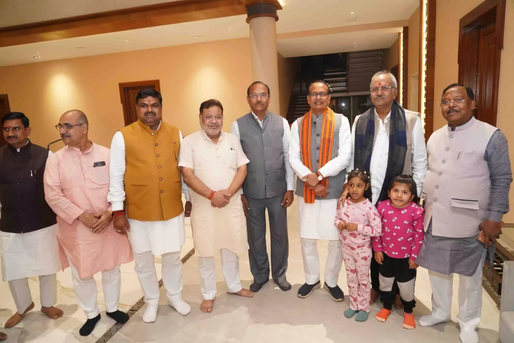 रायपुर में सियासी मुलाकात, बढ़ी राजनीतिक हलचल ..छगन लाल मुंदडा ने केंद्रीय मंत्री शिवराज सिंह चौहान का किया भव्य स्वागत