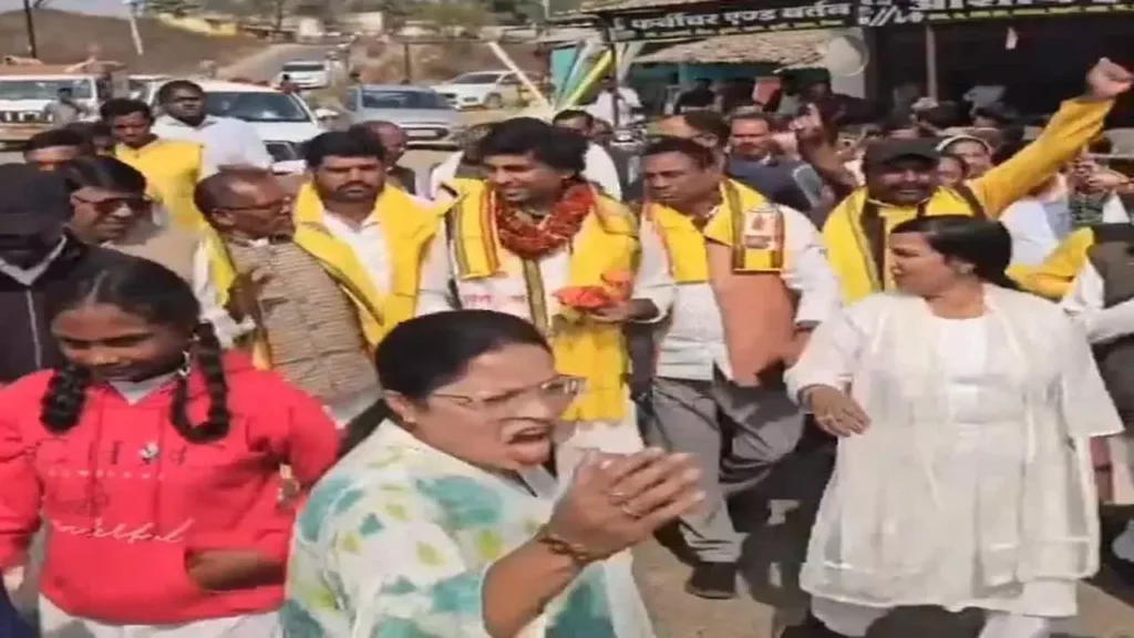 सूरजपुर: नेताओं के स्वागत में सड़क पर खड़े रहे बच्चे, वीडियो वायरल होते ही हेड मास्टर सस्पेंड