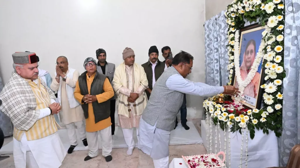 अंबिकापुर में शोक का माहौल: CM साय ने स्वर्णलता सिंहदेव को अर्पित की पुष्पांजलि, परिजनों से की भावपूर्ण मुलाकात