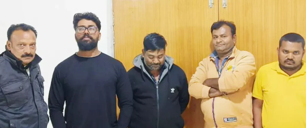  खैरागढ़: डेम किनारे जंगल में चल रहा था ‘पत्तों का खेल’, अचानक टूट पड़ी पुलिस