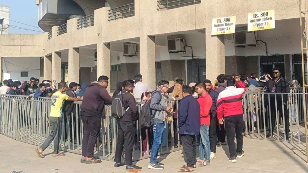 रायपुर में क्रिकेट का तूफान! टिकट के लिए सुबह से रात तक तड़पते रहे फैंस
