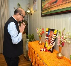 राज्यपाल रमेन डेका ने महात्मा गांधी को दी भावभीनी श्रद्धांजलि
