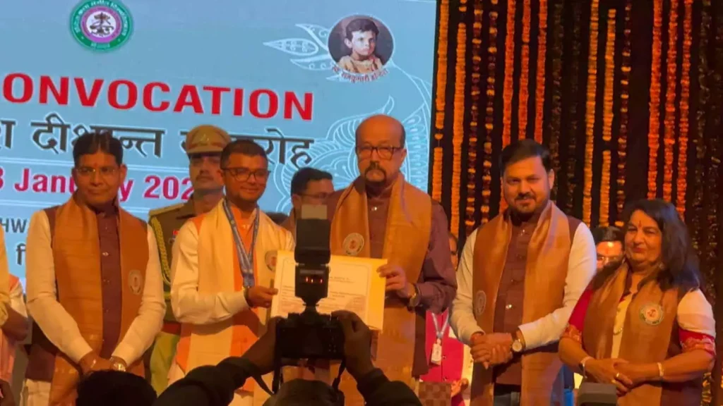 बलरामपुर के रोहित कुमार ने खैरागढ़ विश्वविद्यालय में जीते 4 स्वर्ण पदक, कला जगत में जिले का नाम रोशन