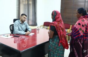 Raigarh News: कलेक्टर ने जनदर्शन में सुनी नागरिकों की समस्याएं, शिक्षा, स्वास्थ्य, पेयजल और पेंशन प्रकरणों का तत्काल निराकरण के दिए निर्देश