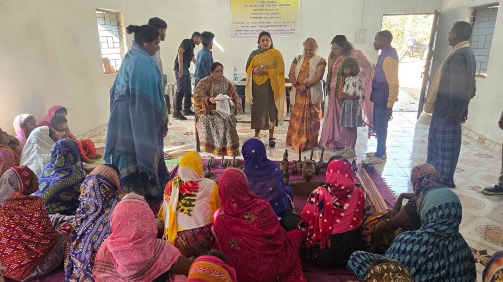 हस्तशिल्प विकास बोर्ड की अध्यक्ष शालिनी राजपूत ने शिल्पियों से किया संवाद