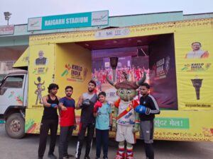 Raigarh News: खेलो इंडिया ट्राइबल गेम्स को लेकर रायगढ़ में मशाल गौरव रथ यात्रा का भव्य स्वागत, शुभंकर ‘मोर वीर’ से मिले खिलाड़ी, खेलों के महत्व और अनुशासन का दिया गया संदेश