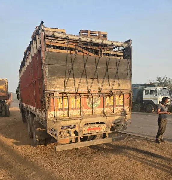 रायगढ़: चेकपोस्ट पर 63 वाहनों पर चालानी कार्रवाई, परिवहन विभाग ने सख्त कदम उठाया