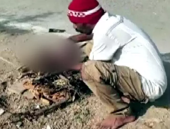 मानवता शर्मसार: अस्पताल की चौखट पर टूटा भरोसा, पिता ने सड़क किनारे नवजात बेटी का किया अंतिम संस्कार