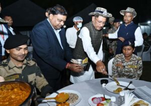 मुख्यमंत्री साय नारायणपुर में जवानों से मिले और हौसला बढ़ाया, जवानों के साथ किया रात्रि भोज