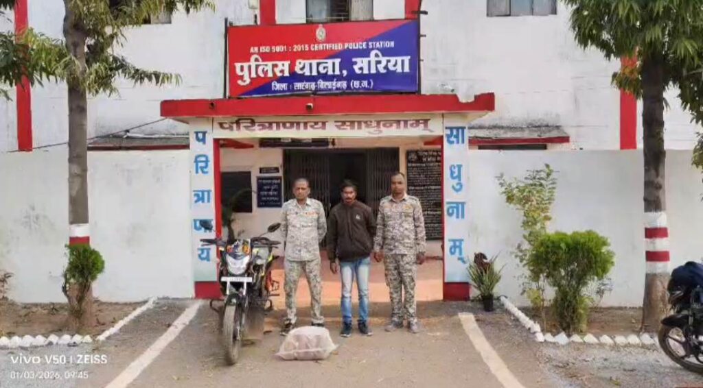 Sarangarh News: ओडिशा से बाइक पर गांजा तस्करी कर रहा आरोपी गिरफ्तार, 4 किलो से ज्यादा माल बरामद, आरोपी गिरफ्तार 