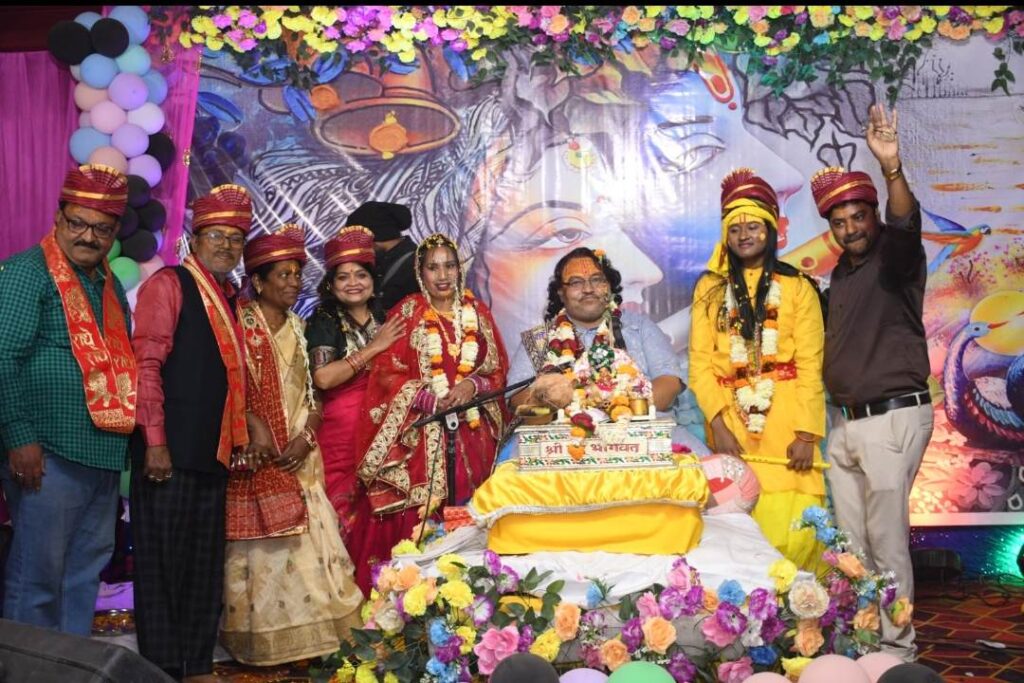 Raigarh News: पंडित भारत भूषण शास्त्री ने श्रीमद् भागवत ज्ञान कथा में गोवर्धन लीला एवं रुक्मणी विवाह पर दिया जीवंत प्रवचन