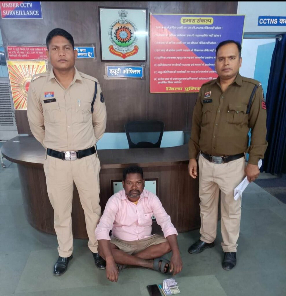 Raigarh news: 36 मामलों का आरोपी फिर चढ़ा पुलिस के हत्थे; में सट्टा-पट्टी लिखते रंगे हाथों पकड़ा गया आरोपी, नेटवर्क की जांच जारी