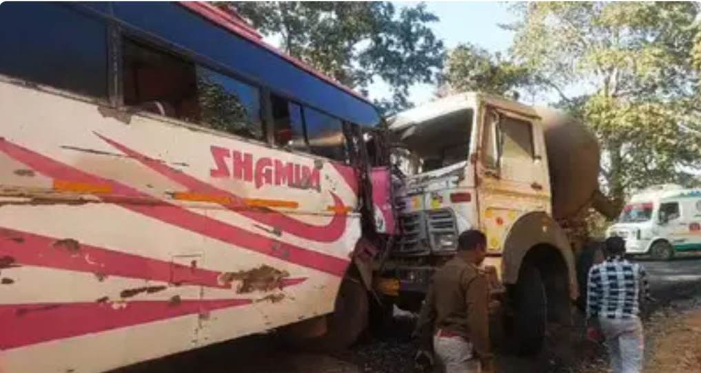 जशपुर के रौनी घाटी में भीषण सड़क हादसा, कैप्सूल वाहन और बस की टक्कर में दो दर्जन यात्री घायल