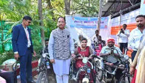 मुख्यमंत्री जनदर्शन में दिव्यांगजनों को मिली राहत, मुख्यमंत्री ने बैटरी चालित ट्राइसिकल किया प्रदान