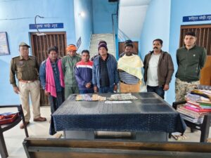 Sarangarh News: पुलिस का जुआ फड़ पर छापा; 9 जुआरी गिरफ्तार, तालाब किनारे दांव पर लगे हजारों रुपये बरामद  