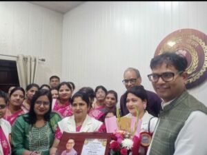 Raigarh News: मकर संक्रांति पर्व पर थवाईत बरई सेवा समाज ने फूलों के गुलदस्ते और तिल-गुड़ से किया विधायक ओ.पी. चौधरी का आत्मीय स्वागत