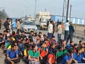 Raigarh News: स्कूली छात्रों ने  ओडिशा-रायगढ़ रोड पर किया चक्काजाम, शिक्षकों को हटाने के आदेश के विरोध में उतरे, जमकर नारेबाजी की, SDM ने दिया आश्वसन