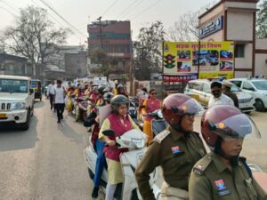 Raigarh News: राष्ट्रीय सड़क सुरक्षा माह 2026 अंतर्गत हेलमेट पहनने जागरूकता लाने महिला पुलिस व “दिव्य शक्ति रायगढ़” ने निकाली रैली