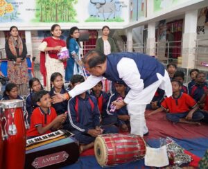 दिव्यांग बच्चों के बीच पहुंचे मुख्यमंत्री साय,  नारायणपुर के परीयना दिव्यांग आवासीय विद्यालय को बस देने की घोषणा