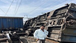 मनेन्द्रगढ़-दर्रीटोला से टाईगर हिल्स जा रही मालगाड़ी के दो डिब्बे पलटे, यातायात प्रभावित