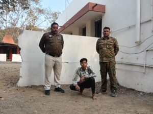 Raigarh News: सार्वजनिक स्थान पर फरसानुमा तलवार लहराकर दहशत फैलाने वाला युवक जूटमिल पुलिस के कब्जे में, आरोपी गिरफ्तार कर भेजा गया जेल