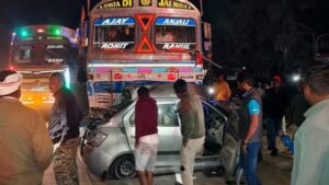 CG News: NH 30 पर दर्दनाक हादसा: तेज रफ्तार ट्रक की टक्कर से डॉक्टर की मौके पर मौत, बुरी तरह क्षतिग्रस्त हुई कार