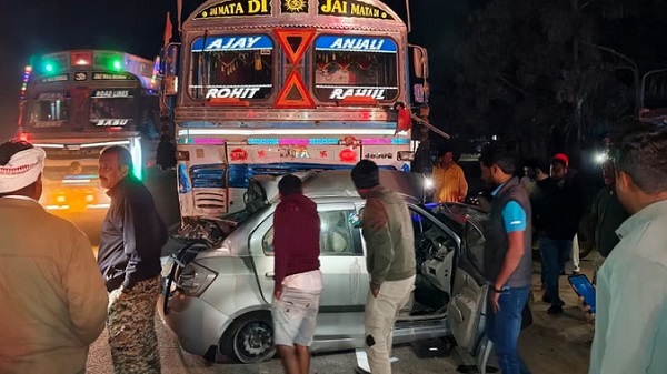 CG News: NH 30 पर दर्दनाक हादसा: तेज रफ्तार ट्रक की टक्कर से डॉक्टर की मौके पर मौत, बुरी तरह क्षतिग्रस्त हुई कार