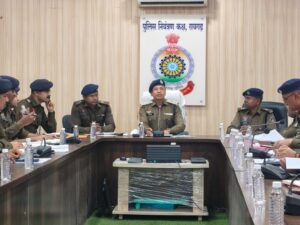 Raigarh News: नव पदस्थ एसएसपी शशि मोहन सिंह ने ली अपराध समीक्षा बैठक,बेसिक पुलिसिंग के तहत नियमित पेट्रोलिंग, बदमाशों की सघन जांच और विजिबल पुलिसिंग पर जोर