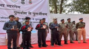 सुकमा में दो महिलाओं समेत चार माओवादियों ने किया सरेंडर, चारों पर था आठ लाख का इनाम