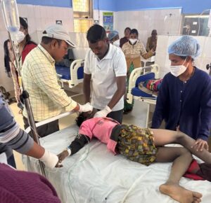 Raigarh News: मधुमक्खियों के झुंड में फंसे ग्राम कमरगा के युवकों को रायगढ़ पुलिस जवान ने जान जोखिम में डालकर बचाया, मशाल जलाकर मधुमक्खियों को भगाया, ग्रामीणों की मदद से घायलों को पहुंचाया अस्पताल