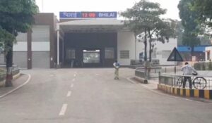 भिलाई में राजधानी एक्सप्रेस पर पथराव, इंजन के कांच में आई दरार