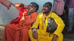 CG News: तंत्र-मंत्र की आशंका पर साधुओं की ग्रामीणों ने की जमकर धुनाई, घंटेभर तक चले बवाल के बाद जान बचाकर भागे बाइक से…