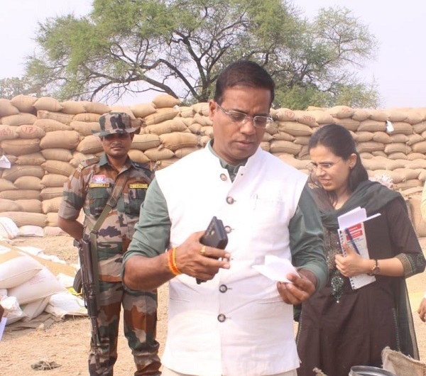 Raigarh News: कलेक्टर डॉ. संजय कन्नौजे ने धान खरीदी केंद्रों का किया औचक निरीक्षण, अनुपस्थित कर्मियों को दिए नोटिस