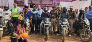  Raigarh News: राष्ट्रीय राजमार्ग 153 ग्राम तेतला में यातायात पुलिस रायगढ़ द्वारा बिना हेलमेट वाहन चालकों पर चालानी कार्रवाई नि:शुल्क हेलमेट वितरण